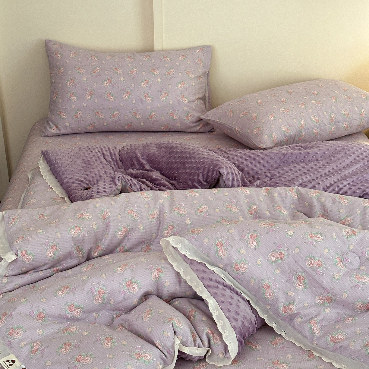 91家纺网 家纺一手货源 找家纺 星期八 2025新款全棉双层纱花边豆豆被四件套 紫鸢