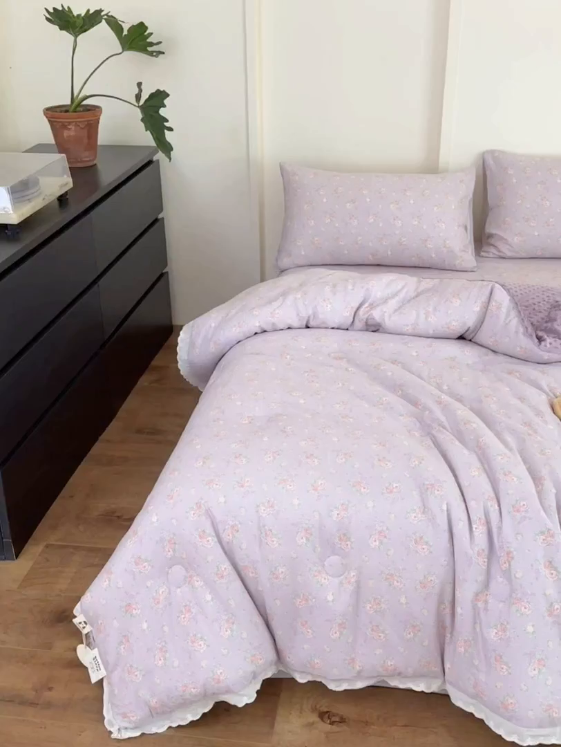 91家纺网 家纺一手货源 找家纺 星期八 2025新款全棉双层纱花边豆豆被四件套 紫鸢
