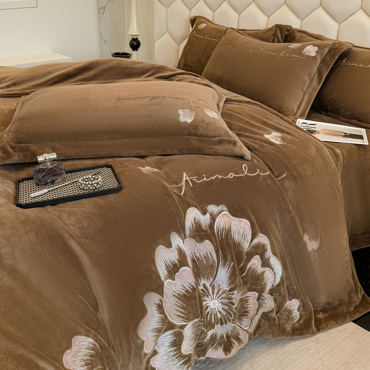 91家纺网 家纺一手货源 找家纺 狂想家 2025新款刺绣牛奶绒四件套向阳花系列 向阳花-摩卡咖