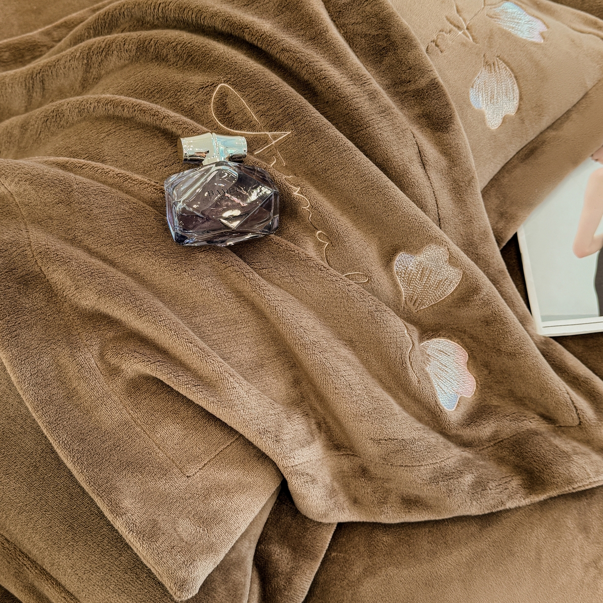 91家纺网 家纺一手货源 找家纺 狂想家 2025新款刺绣牛奶绒四件套向阳花系列 向阳花-摩卡咖