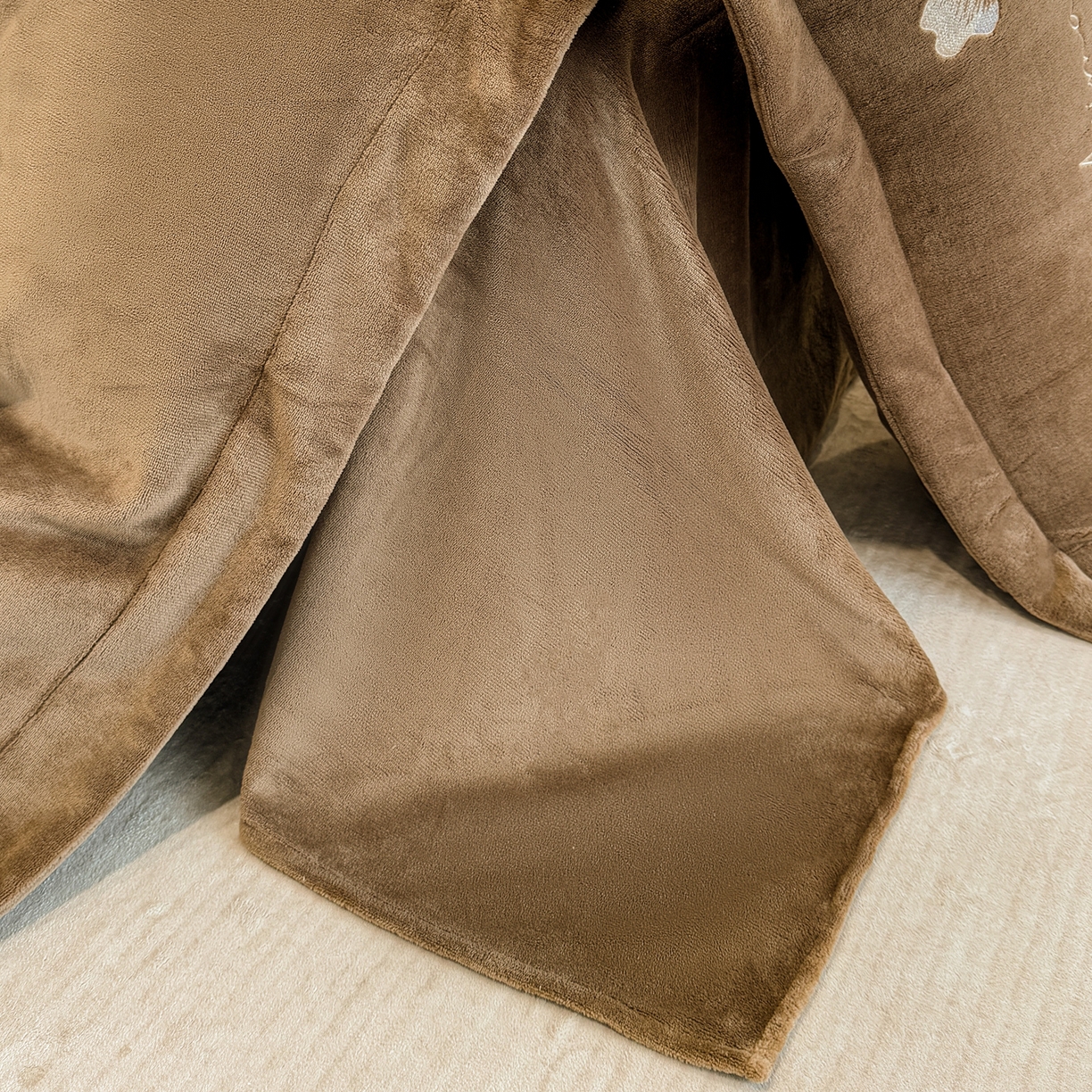 91家纺网 家纺一手货源 找家纺 狂想家 2025新款刺绣牛奶绒四件套向阳花系列 向阳花-摩卡咖