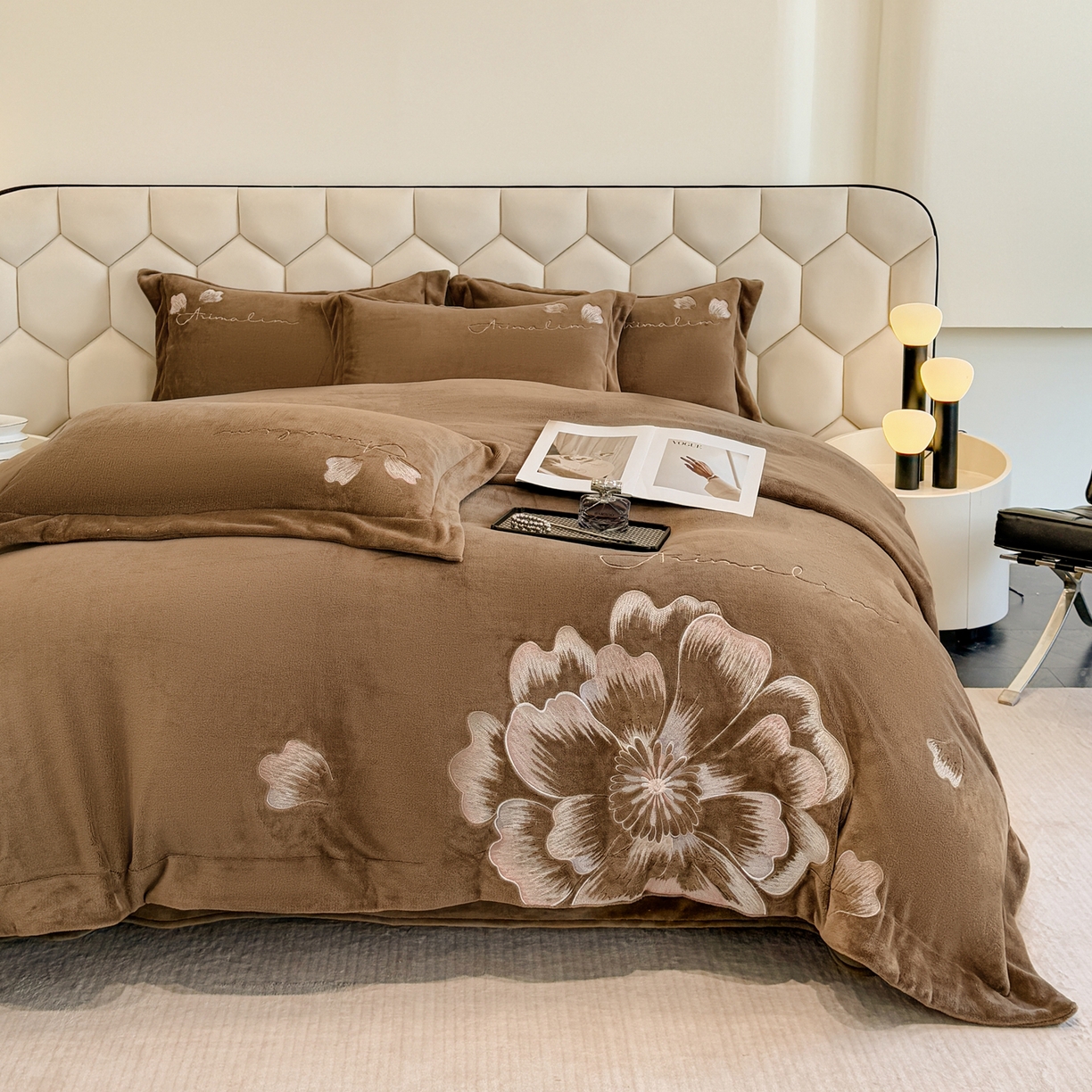 91家纺网 家纺一手货源 找家纺 狂想家 2025新款刺绣牛奶绒四件套向阳花系列 向阳花-摩卡咖