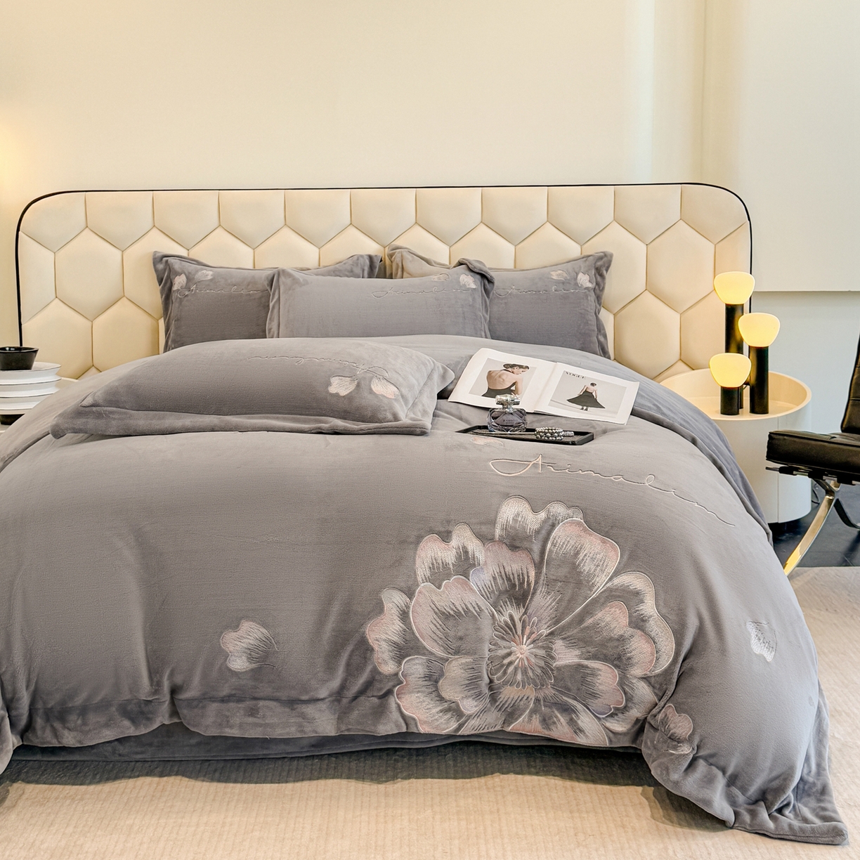 91家纺网 家纺一手货源 找家纺 狂想家 2025新款刺绣牛奶绒四件套向阳花系列 向阳花-高级灰