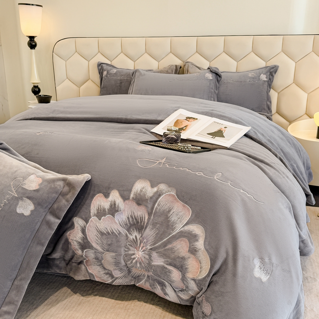 91家纺网 家纺一手货源 找家纺 狂想家 2025新款刺绣牛奶绒四件套向阳花系列 向阳花-高级灰