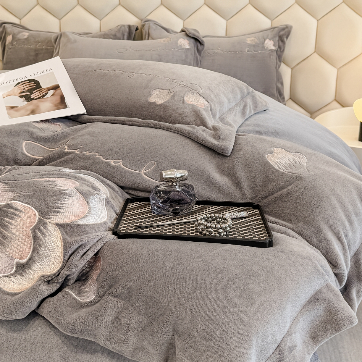 91家纺网 家纺一手货源 找家纺 狂想家 2025新款刺绣牛奶绒四件套向阳花系列 向阳花-高级灰