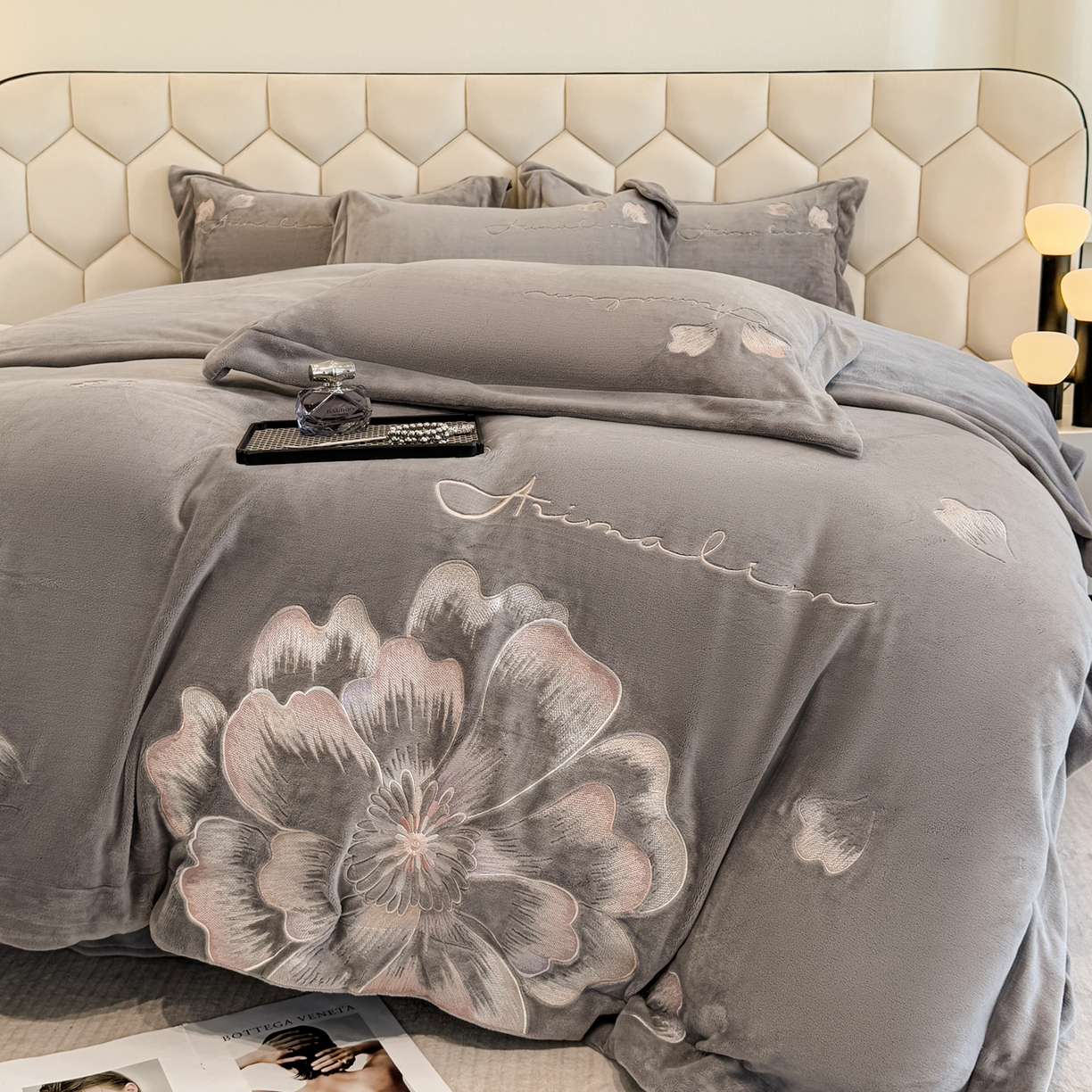 91家纺网 家纺一手货源 找家纺 狂想家 2025新款刺绣牛奶绒四件套向阳花系列 向阳花-高级灰