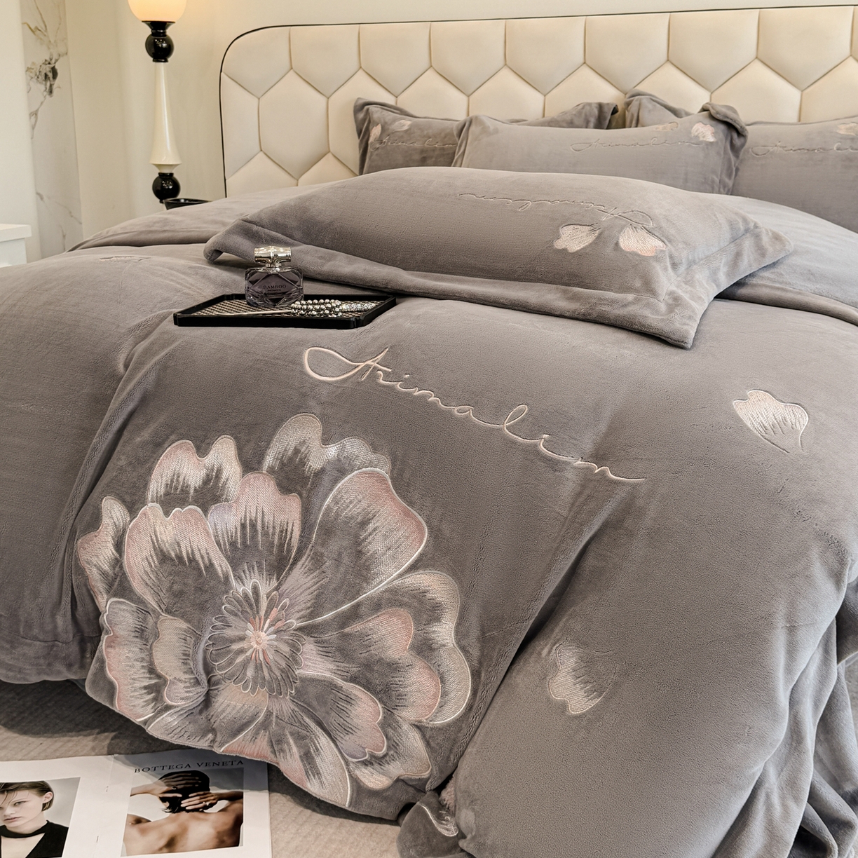 91家纺网 家纺一手货源 找家纺 狂想家 2025新款刺绣牛奶绒四件套向阳花系列 向阳花-高级灰