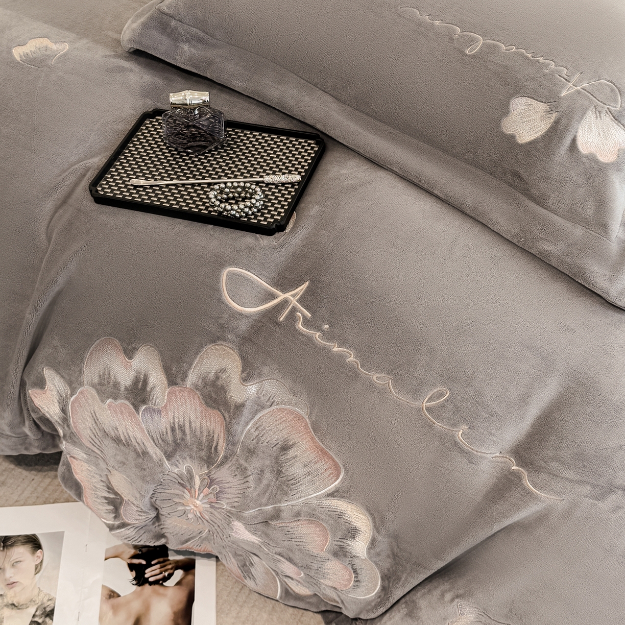 91家纺网 家纺一手货源 找家纺 狂想家 2025新款刺绣牛奶绒四件套向阳花系列 向阳花-高级灰