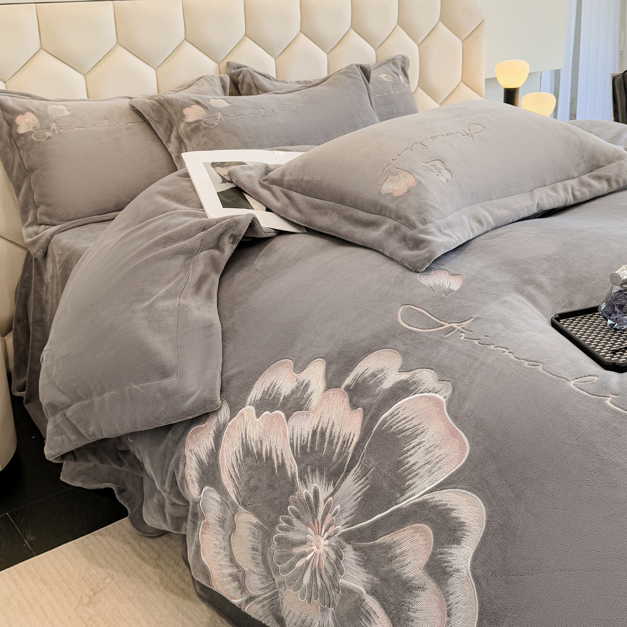 91家纺网 家纺一手货源 找家纺 狂想家 2025新款刺绣牛奶绒四件套向阳花系列 向阳花-高级灰