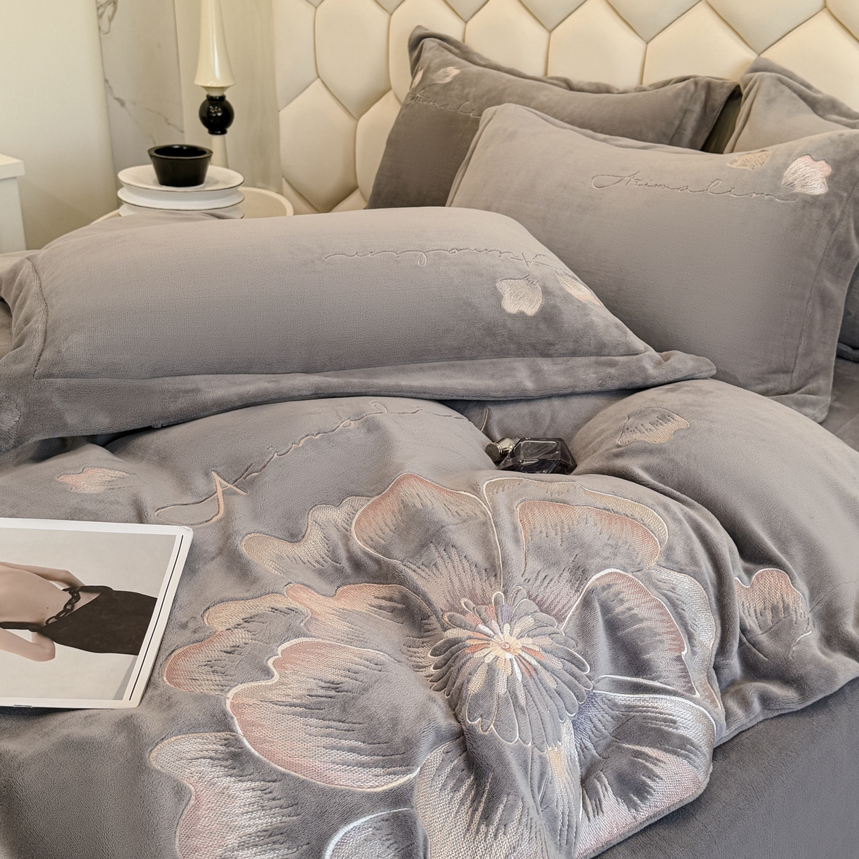 91家纺网 家纺一手货源 找家纺 狂想家 2025新款刺绣牛奶绒四件套向阳花系列 向阳花-高级灰