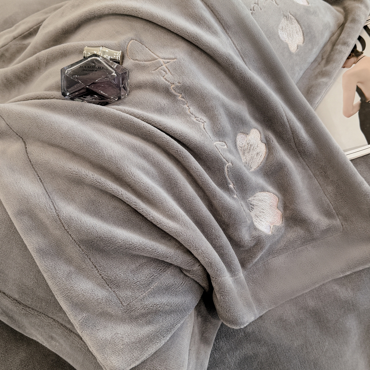 91家纺网 家纺一手货源 找家纺 狂想家 2025新款刺绣牛奶绒四件套向阳花系列 向阳花-高级灰