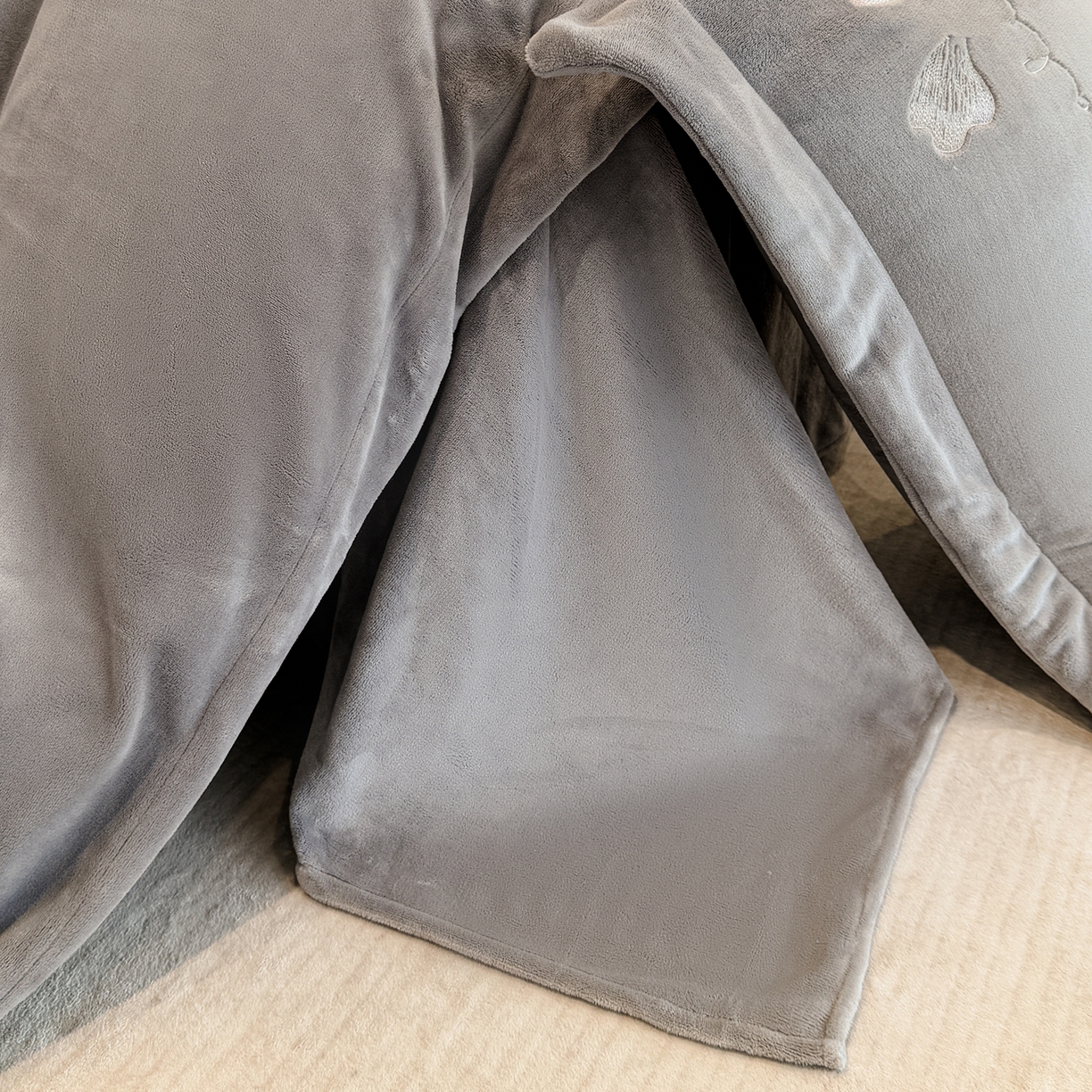 91家纺网 家纺一手货源 找家纺 狂想家 2025新款刺绣牛奶绒四件套向阳花系列 向阳花-高级灰