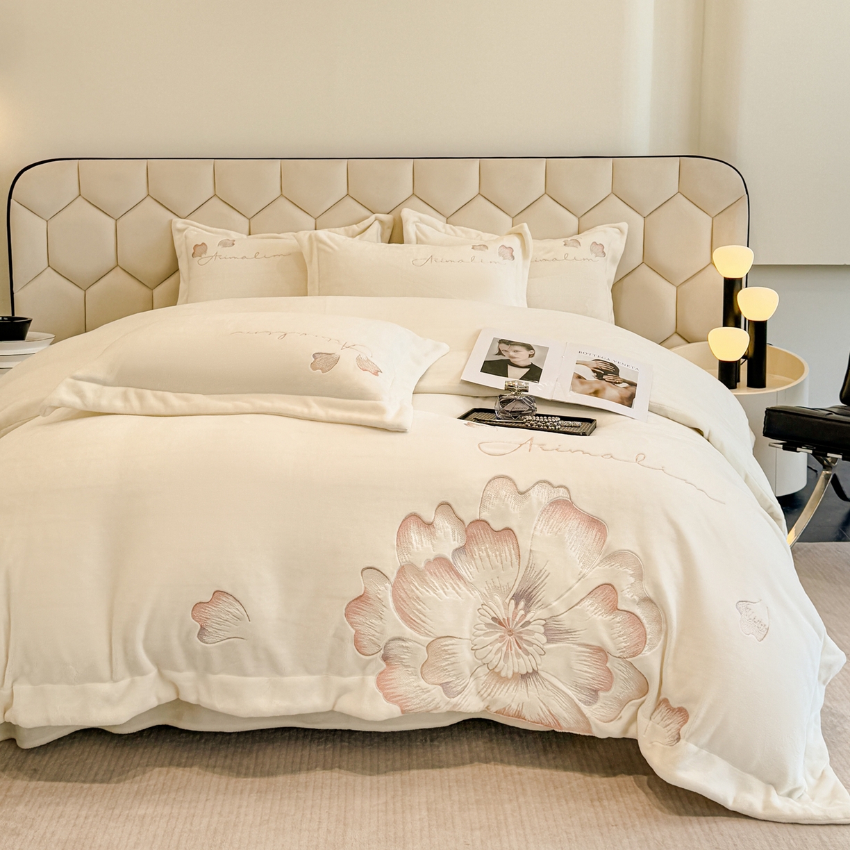 91家纺网 家纺一手货源 找家纺 狂想家 2025新款刺绣牛奶绒四件套向阳花系列 向阳花-暖冬白