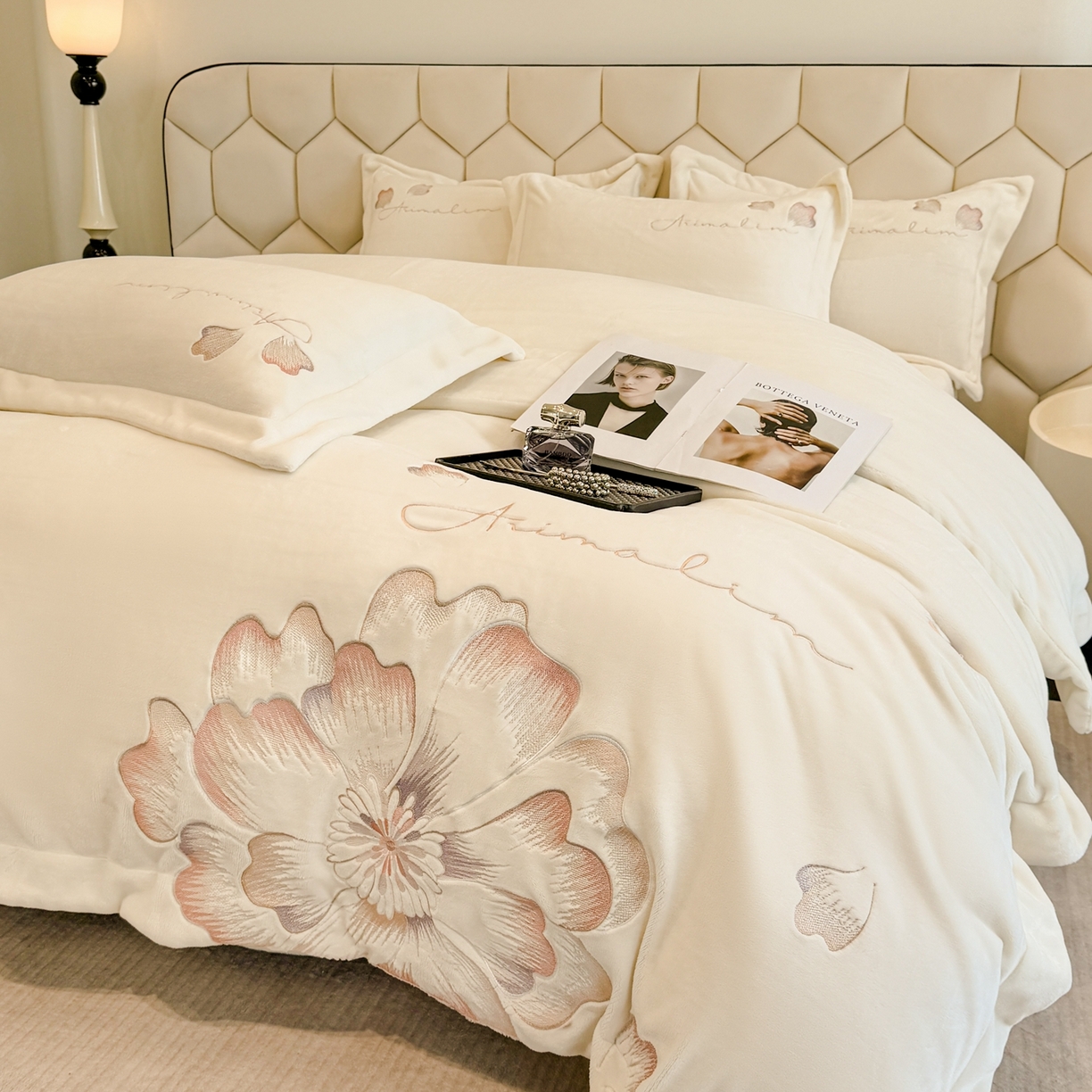 91家纺网 家纺一手货源 找家纺 狂想家 2025新款刺绣牛奶绒四件套向阳花系列 向阳花-暖冬白