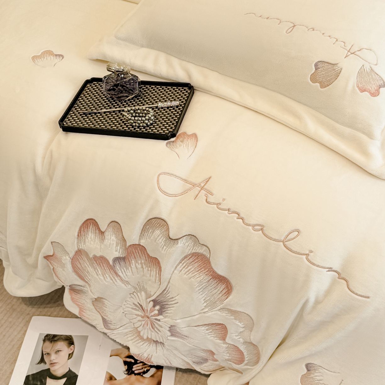 91家纺网 家纺一手货源 找家纺 狂想家 2025新款刺绣牛奶绒四件套向阳花系列 向阳花-暖冬白