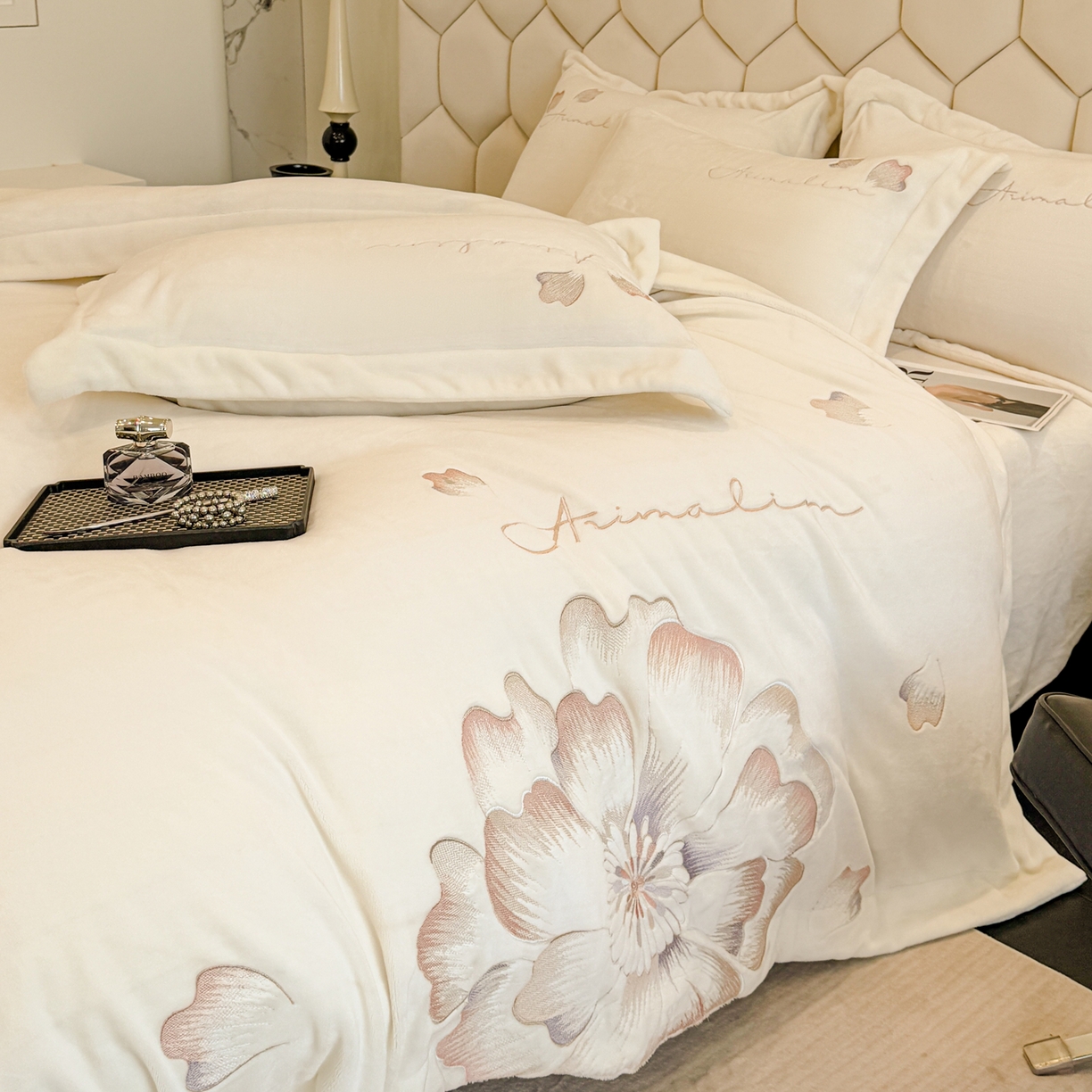 91家纺网 家纺一手货源 找家纺 狂想家 2025新款刺绣牛奶绒四件套向阳花系列 向阳花-暖冬白