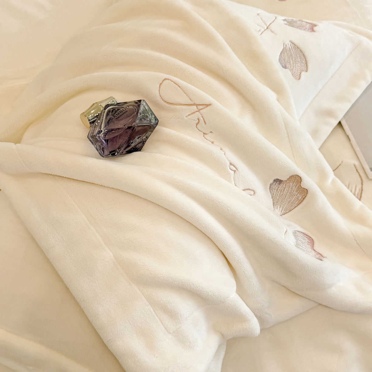 91家纺网 家纺一手货源 找家纺 狂想家 2025新款刺绣牛奶绒四件套向阳花系列 向阳花-暖冬白