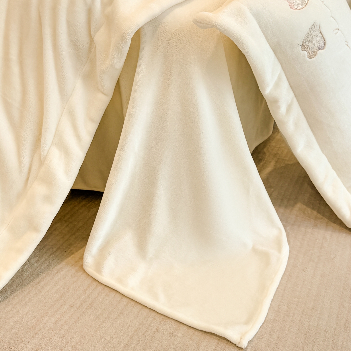 91家纺网 家纺一手货源 找家纺 狂想家 2025新款刺绣牛奶绒四件套向阳花系列 向阳花-暖冬白