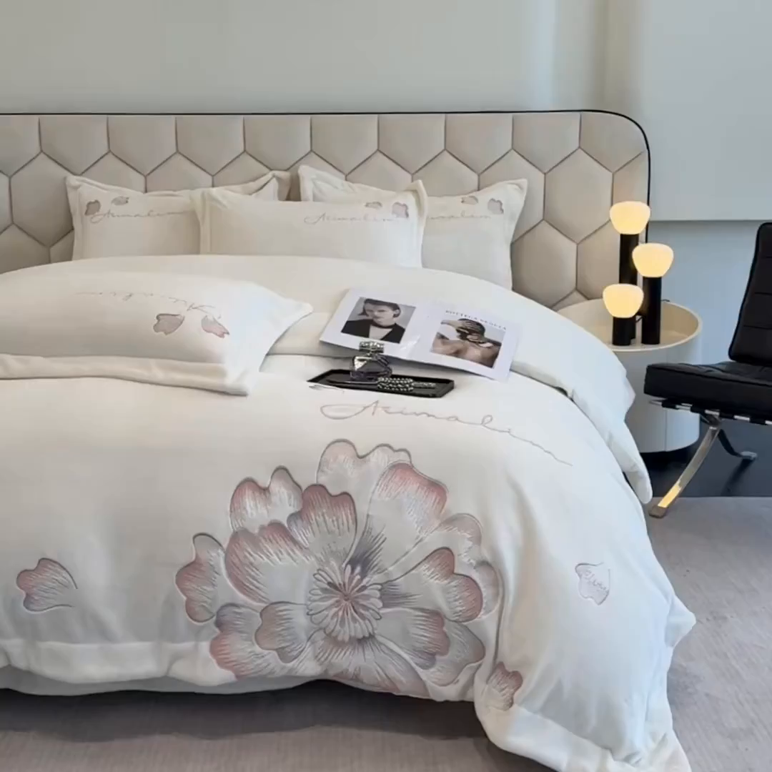 91家纺网 家纺一手货源 找家纺 狂想家 2025新款刺绣牛奶绒四件套向阳花系列 向阳花-暖冬白