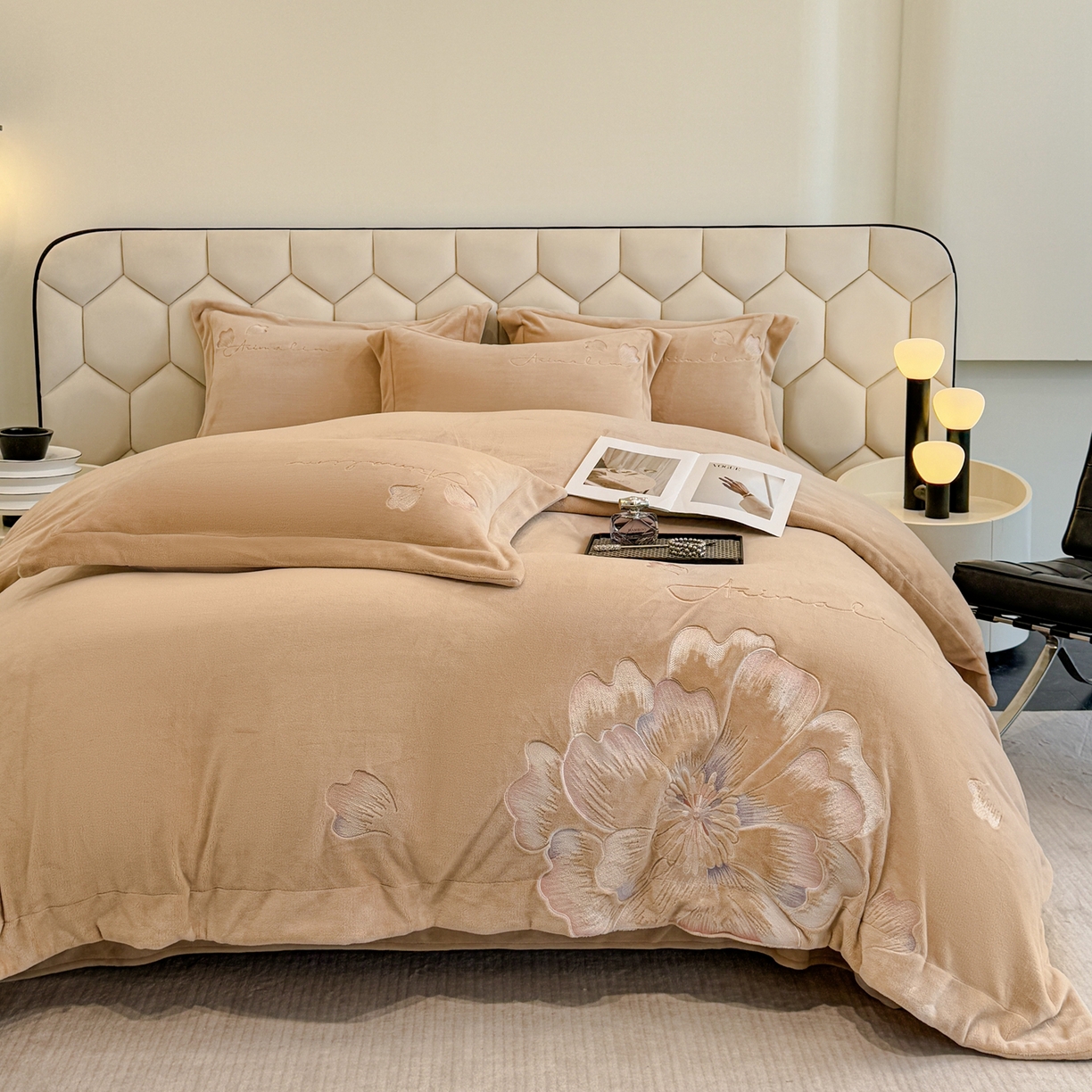 91家纺网 家纺一手货源 找家纺 狂想家 2025新款刺绣牛奶绒四件套向阳花系列 向阳花-浅驼色