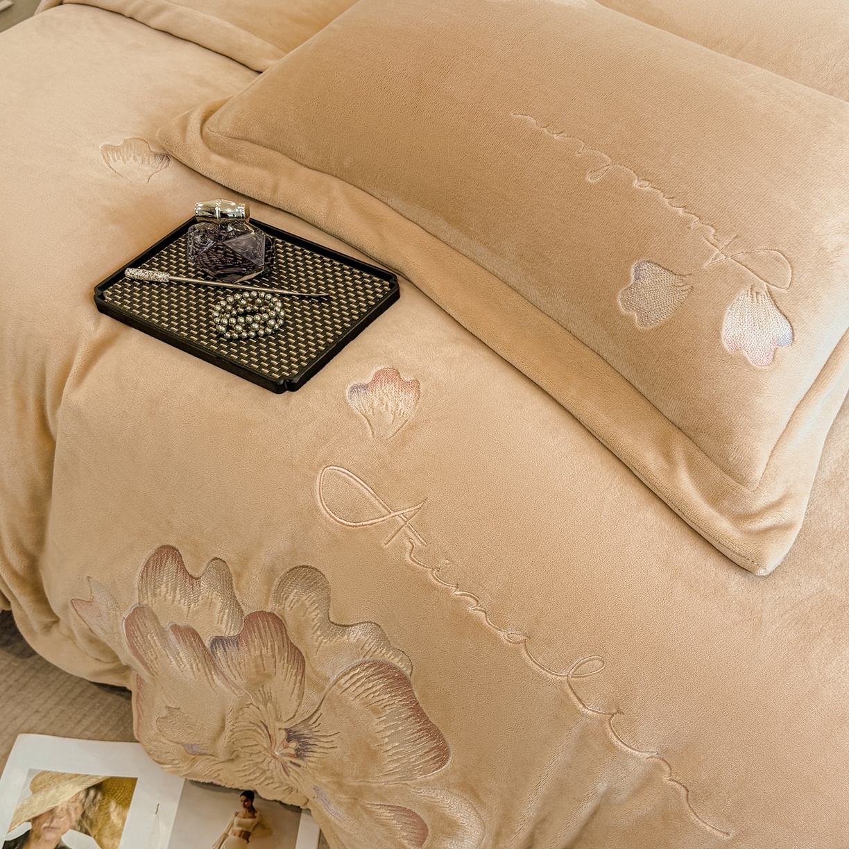 91家纺网 家纺一手货源 找家纺 狂想家 2025新款刺绣牛奶绒四件套向阳花系列 向阳花-浅驼色