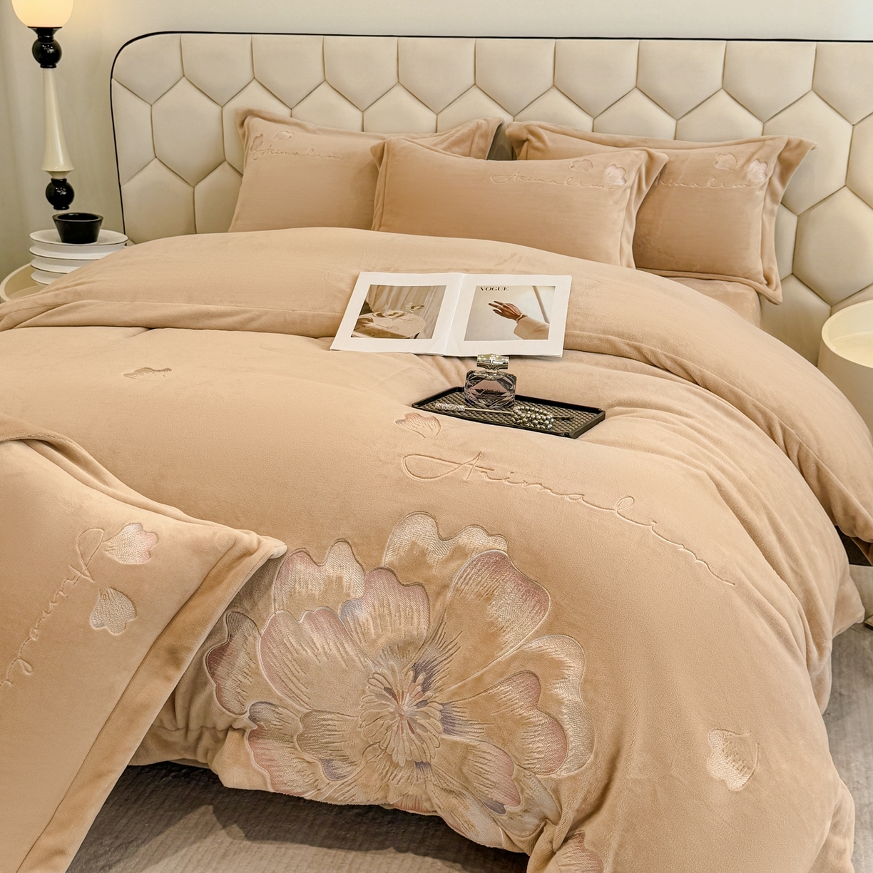 91家纺网 家纺一手货源 找家纺 狂想家 2025新款刺绣牛奶绒四件套向阳花系列 向阳花-浅驼色