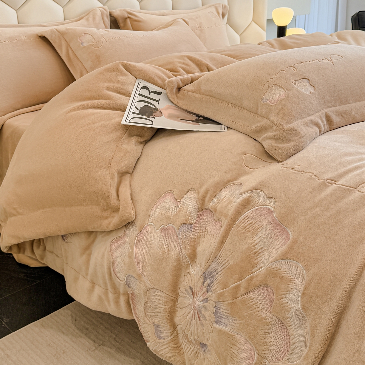 91家纺网 家纺一手货源 找家纺 狂想家 2025新款刺绣牛奶绒四件套向阳花系列 向阳花-浅驼色