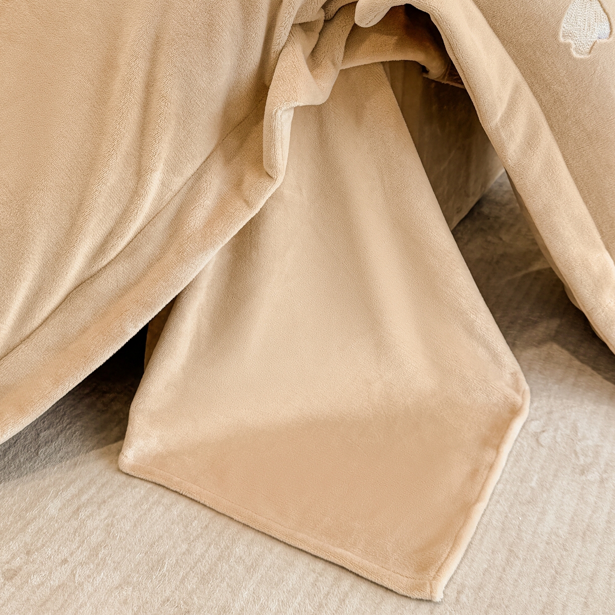 91家纺网 家纺一手货源 找家纺 狂想家 2025新款刺绣牛奶绒四件套向阳花系列 向阳花-浅驼色