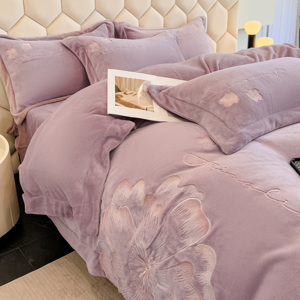 91家纺网 家纺一手货源 找家纺 狂想家 2025新款刺绣牛奶绒四件套向阳花系列 向阳花-香芋紫