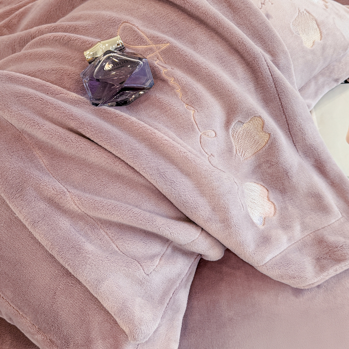 91家纺网 家纺一手货源 找家纺 狂想家 2025新款刺绣牛奶绒四件套向阳花系列 向阳花-香芋紫