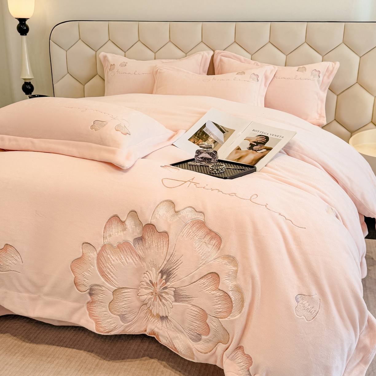 91家纺网 家纺一手货源 找家纺 狂想家 2025新款刺绣牛奶绒四件套向阳花系列 向阳花-玉粉