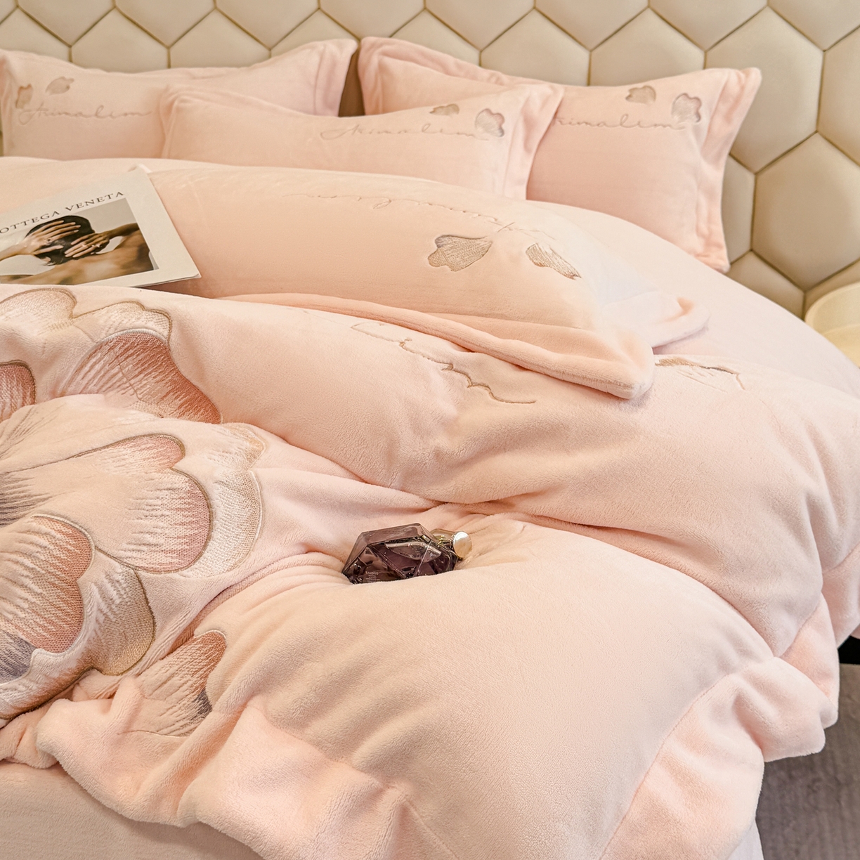 91家纺网 家纺一手货源 找家纺 狂想家 2025新款刺绣牛奶绒四件套向阳花系列 向阳花-玉粉