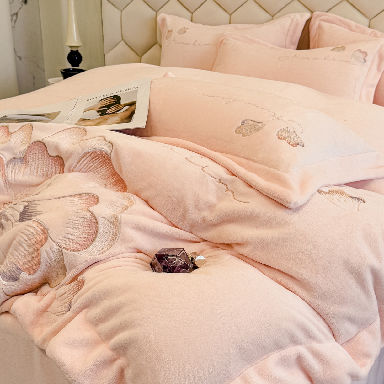 91家纺网 家纺一手货源 找家纺 狂想家 2025新款刺绣牛奶绒四件套向阳花系列 向阳花-玉粉