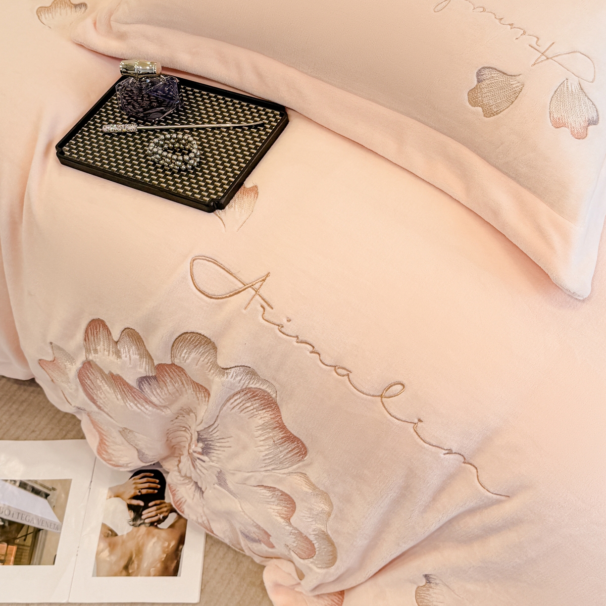 91家纺网 家纺一手货源 找家纺 狂想家 2025新款刺绣牛奶绒四件套向阳花系列 向阳花-玉粉