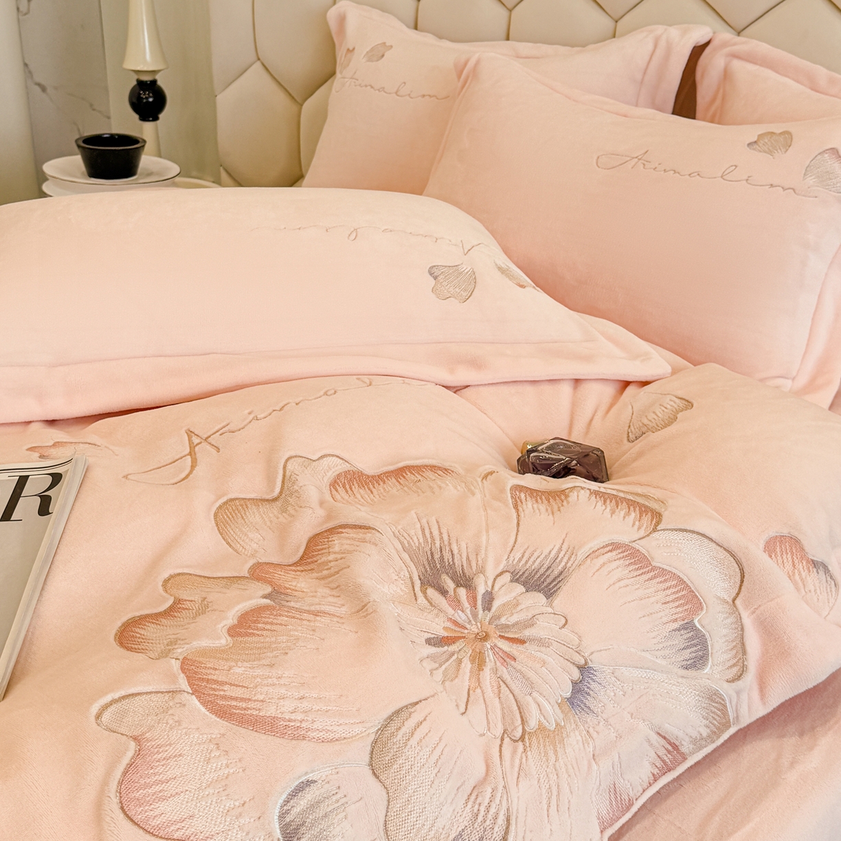 91家纺网 家纺一手货源 找家纺 狂想家 2025新款刺绣牛奶绒四件套向阳花系列 向阳花-玉粉