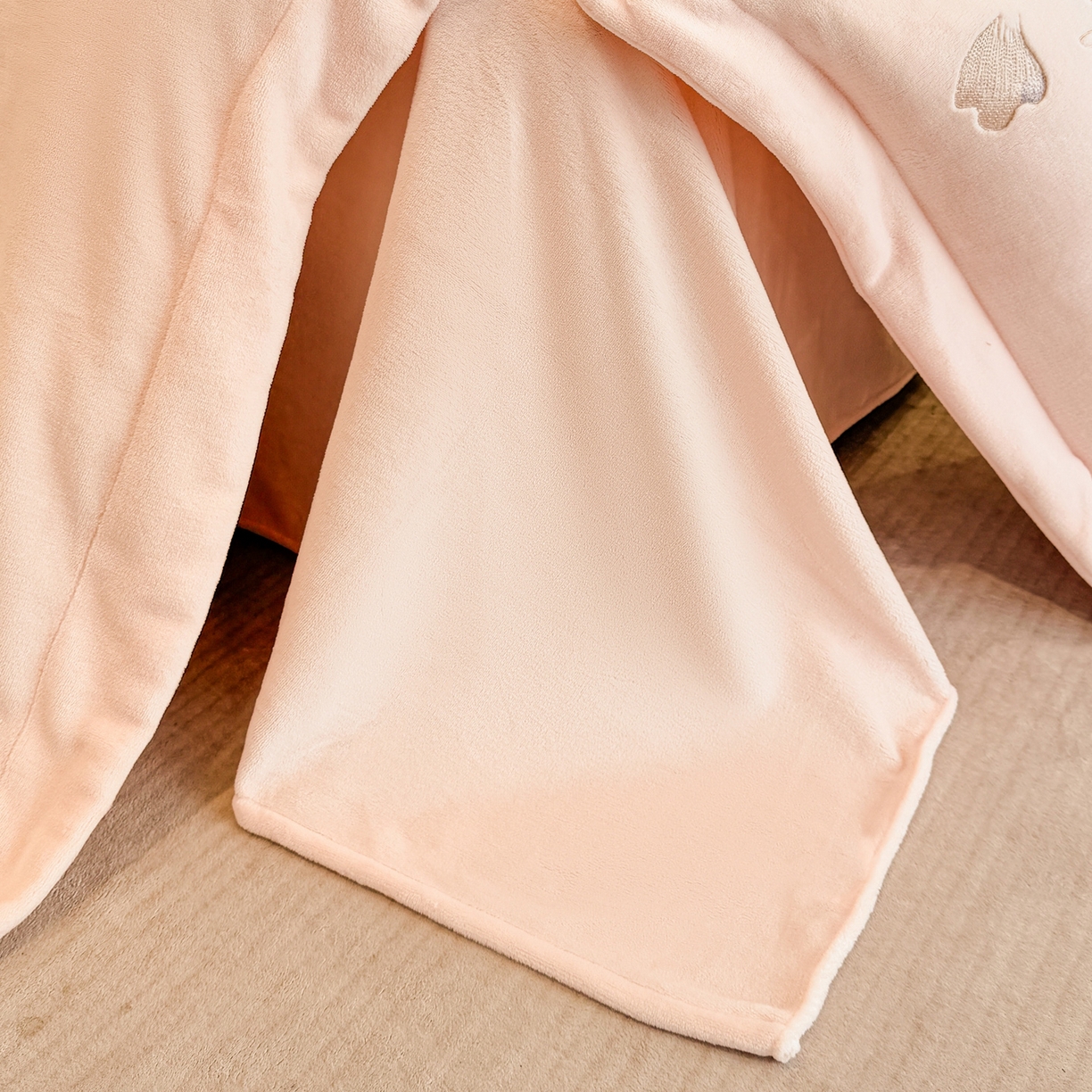 91家纺网 家纺一手货源 找家纺 狂想家 2025新款刺绣牛奶绒四件套向阳花系列 向阳花-玉粉