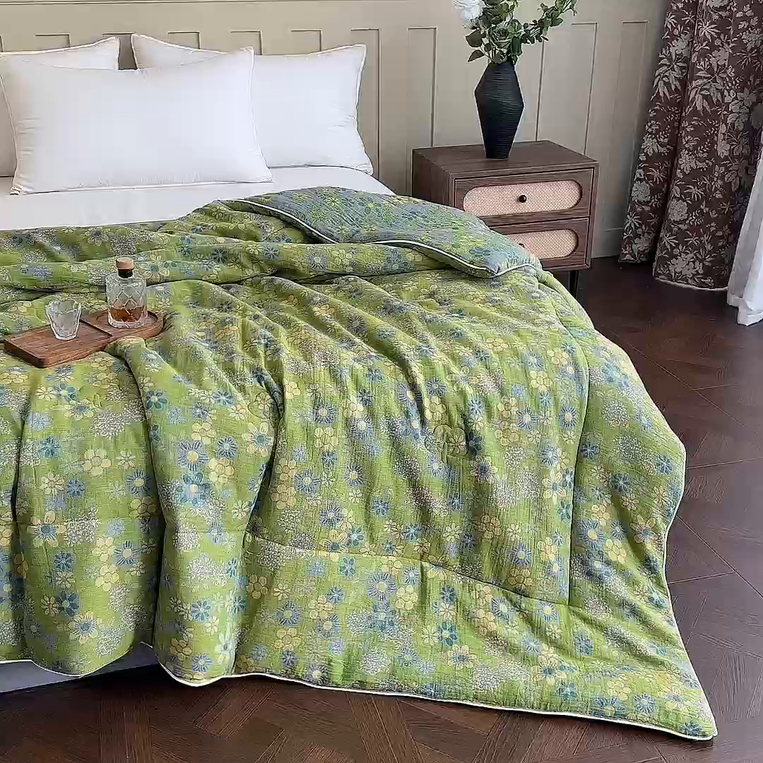 91家纺网 家纺一手货源 找家纺 睡棉坊 2025新款全棉色织提花双层纱春秋被芯冬被 诗画-绿