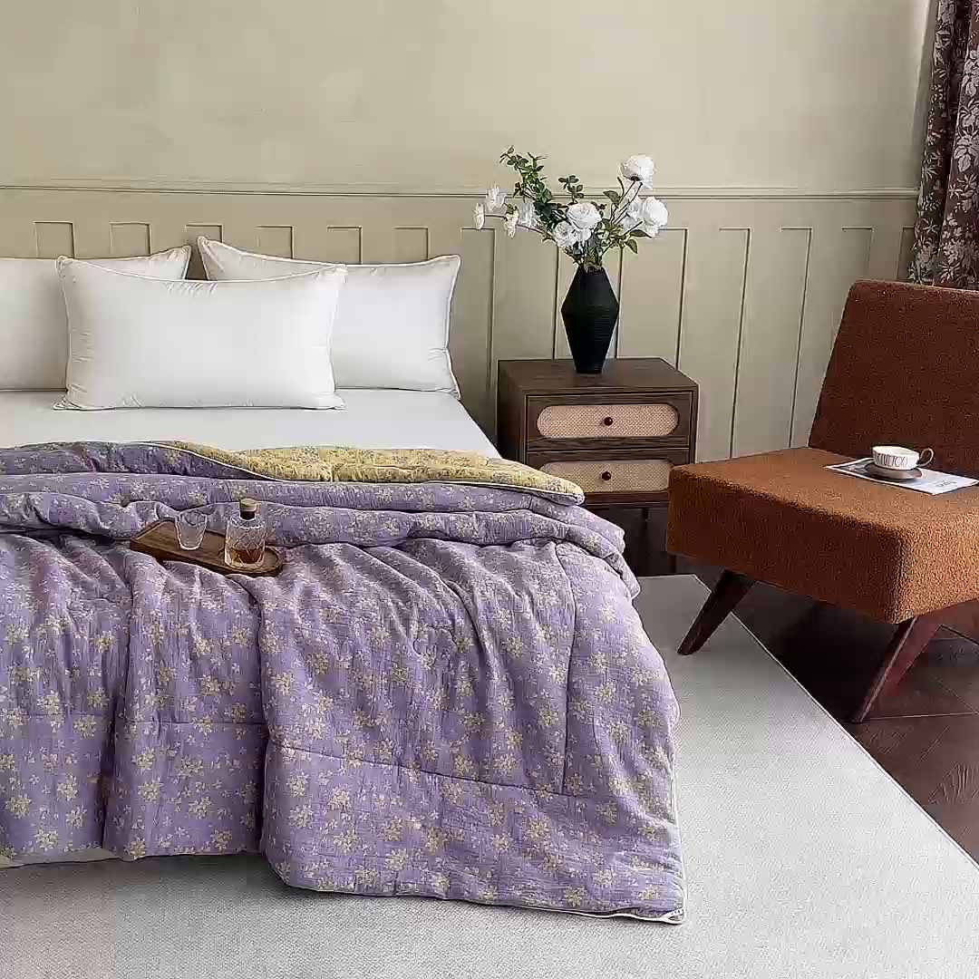 91家纺网 家纺一手货源 找家纺 睡棉坊 2025新款全棉色织提花双层纱春秋被芯冬被 诗画-紫