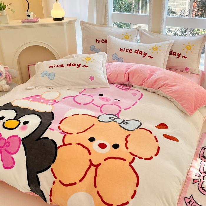 91家纺网 家纺一手货源 找家纺 喜梦缘 2025 新款大版卡通牛奶绒印花四件套 快乐猪仔