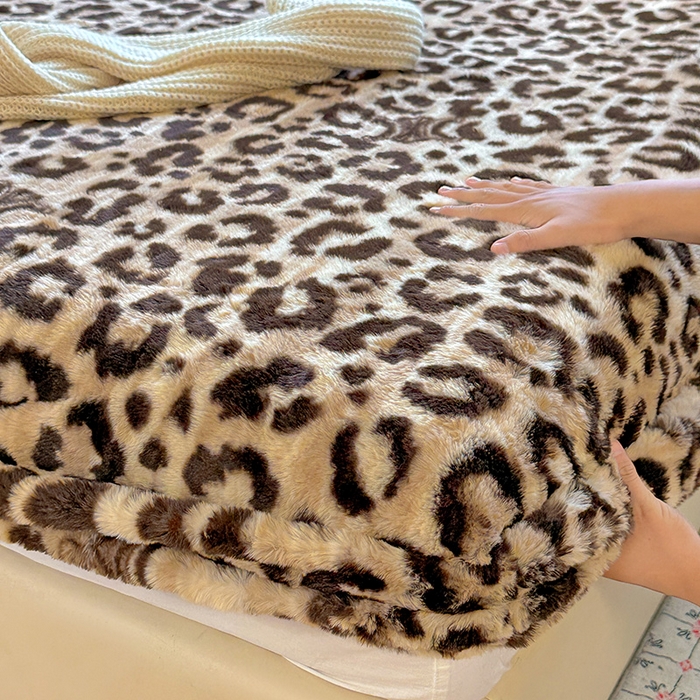 91家纺网 家纺一手货源 找家纺 2025新品兔毛印花单床笠 床笠-豹纹咖