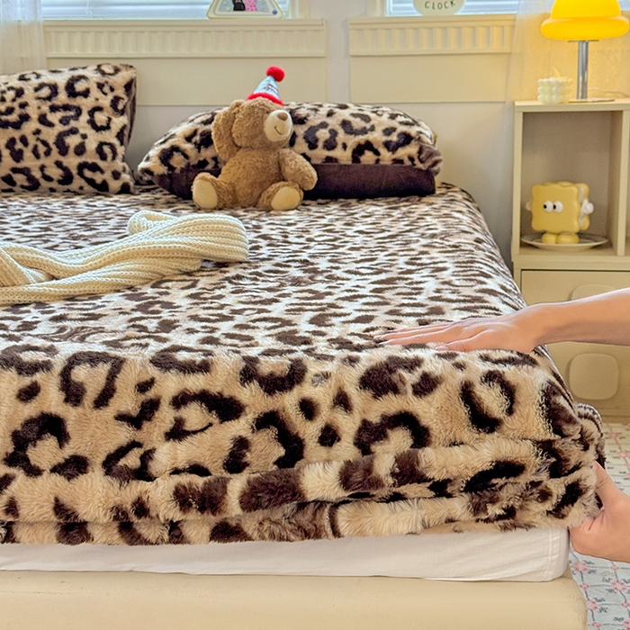 91家纺网 家纺一手货源 找家纺 2025新品兔毛印花单床笠 床笠-豹纹咖