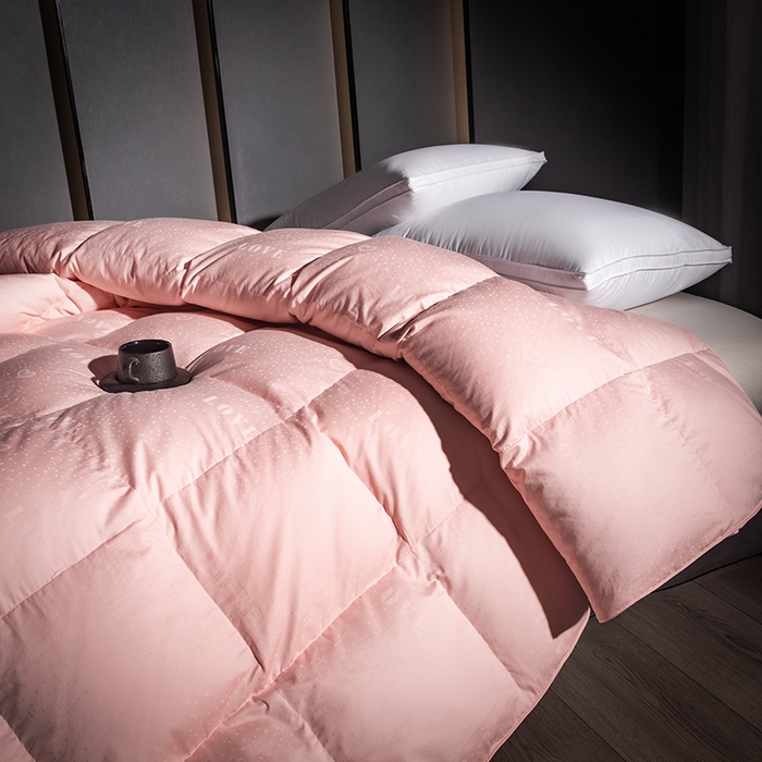 91家纺网 家纺一手货源 找家纺 静若居 2025新款长绒棉全棉高端提花羽绒被羽绒被壳-LOVE系列 爱心提花粉玉