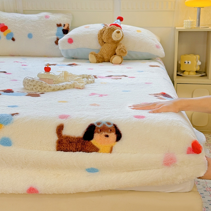 91家纺网 家纺一手货源 找家纺 2025新品兔毛印花单床笠 床笠-波点狗狗