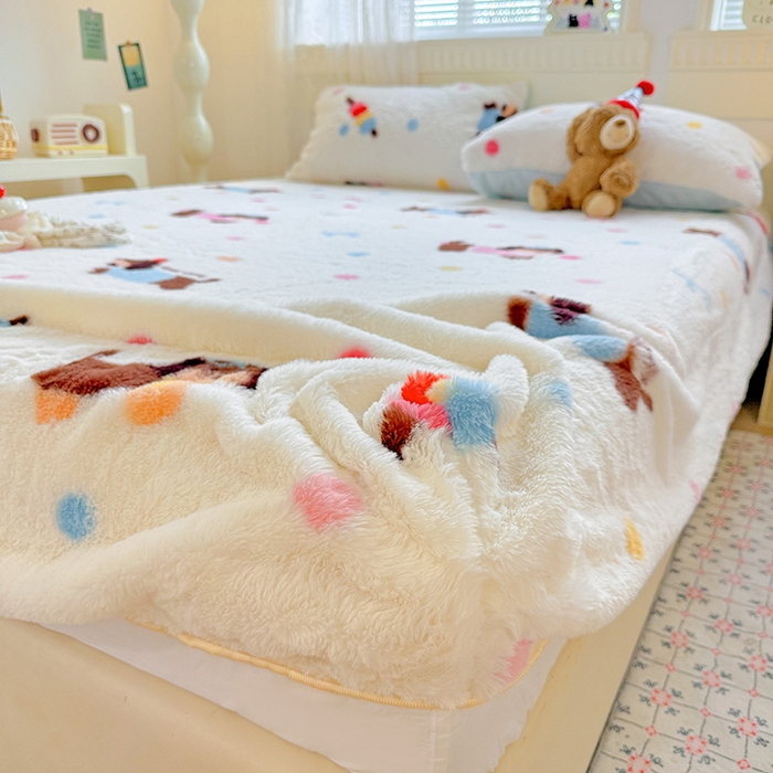 91家纺网 家纺一手货源 找家纺 2025新品兔毛印花单床笠 床笠-波点狗狗