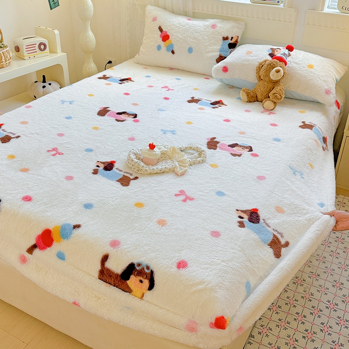 91家纺网 家纺一手货源 找家纺 2025新品兔毛印花单床笠 床笠-波点狗狗