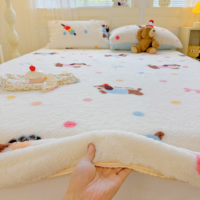 91家纺网 家纺一手货源 找家纺 2025新品兔毛印花单床笠 床笠-波点狗狗