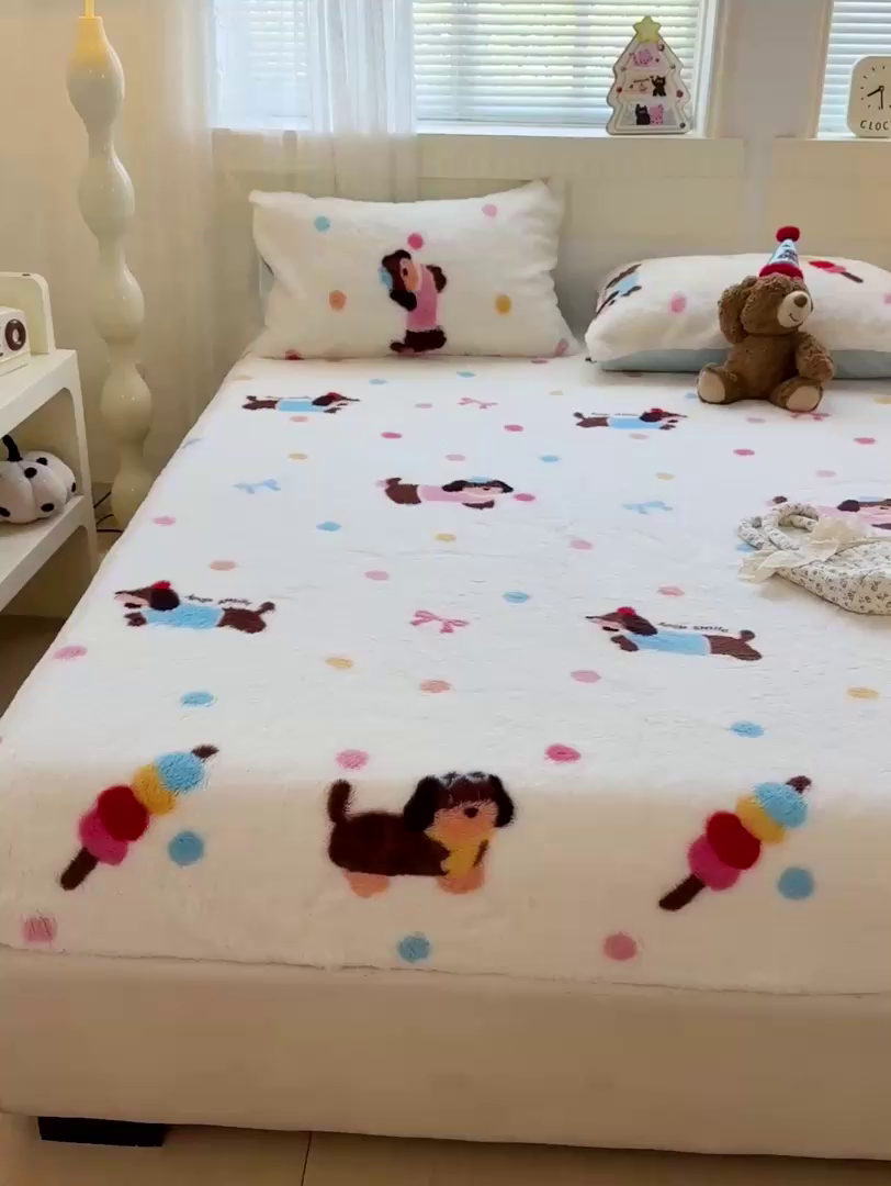 91家纺网 家纺一手货源 找家纺 2025新品兔毛印花单床笠 床笠-波点狗狗