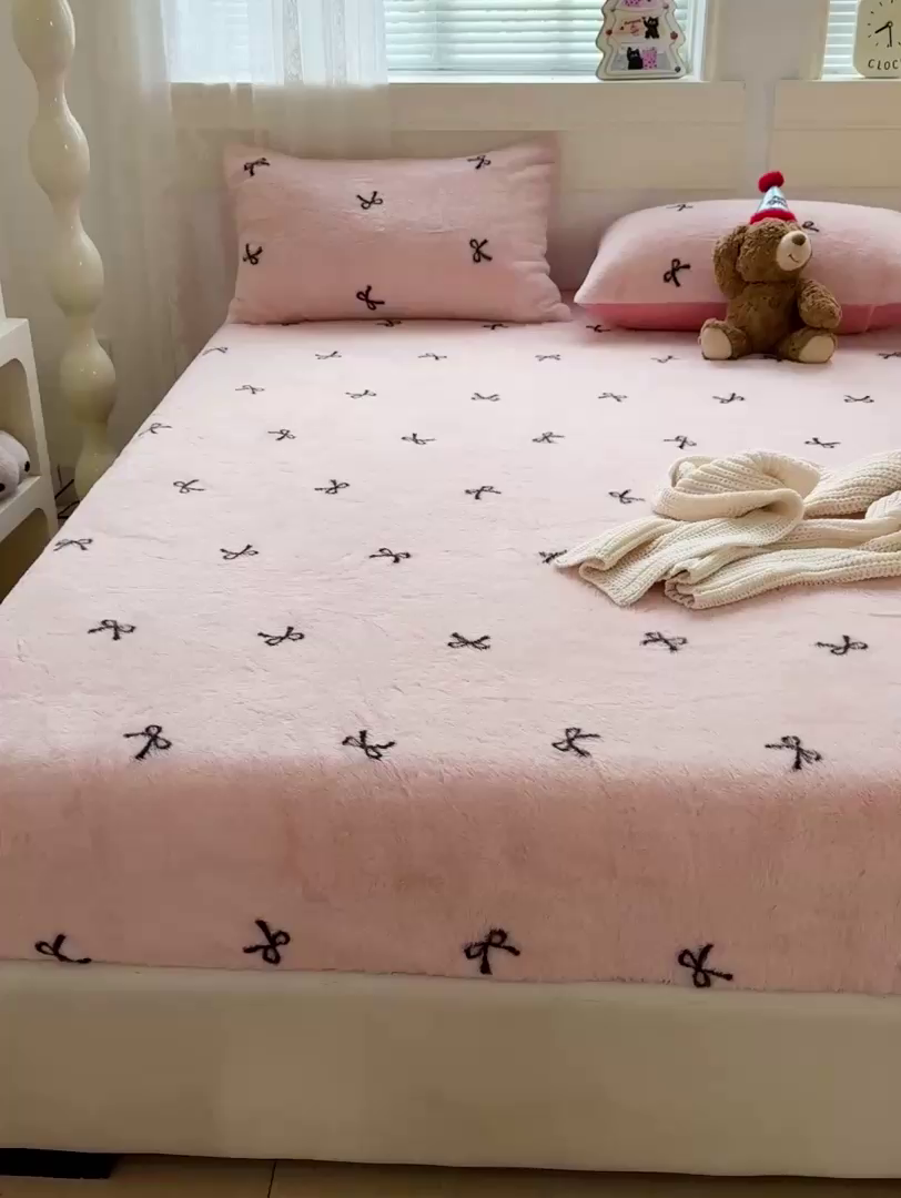 91家纺网 家纺一手货源 找家纺 2025新品兔毛印花单床笠 床笠-粉色蝴蝶结