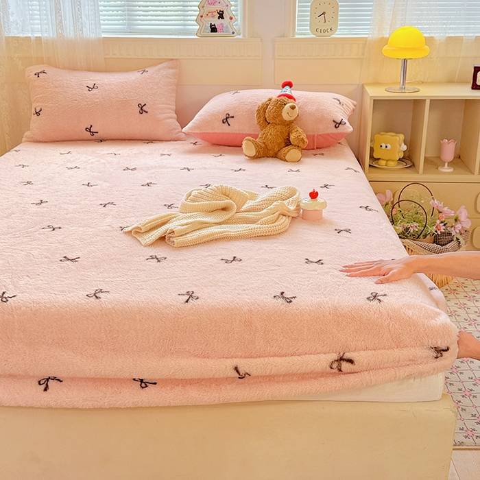 91家纺网 家纺一手货源 找家纺 2025新品兔毛印花单床笠 床笠-粉色蝴蝶结