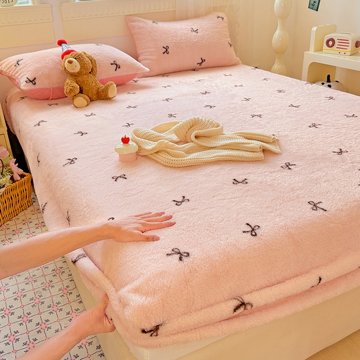 91家纺网 家纺一手货源 找家纺 2025新品兔毛印花单床笠 床笠-粉色蝴蝶结